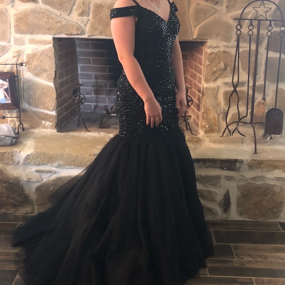 BLACK OFF-SHOULDER WITH/TULLE SKIRT -SIZE 8- DESIGNER-SHERRI HILL BLACK W/BEADS